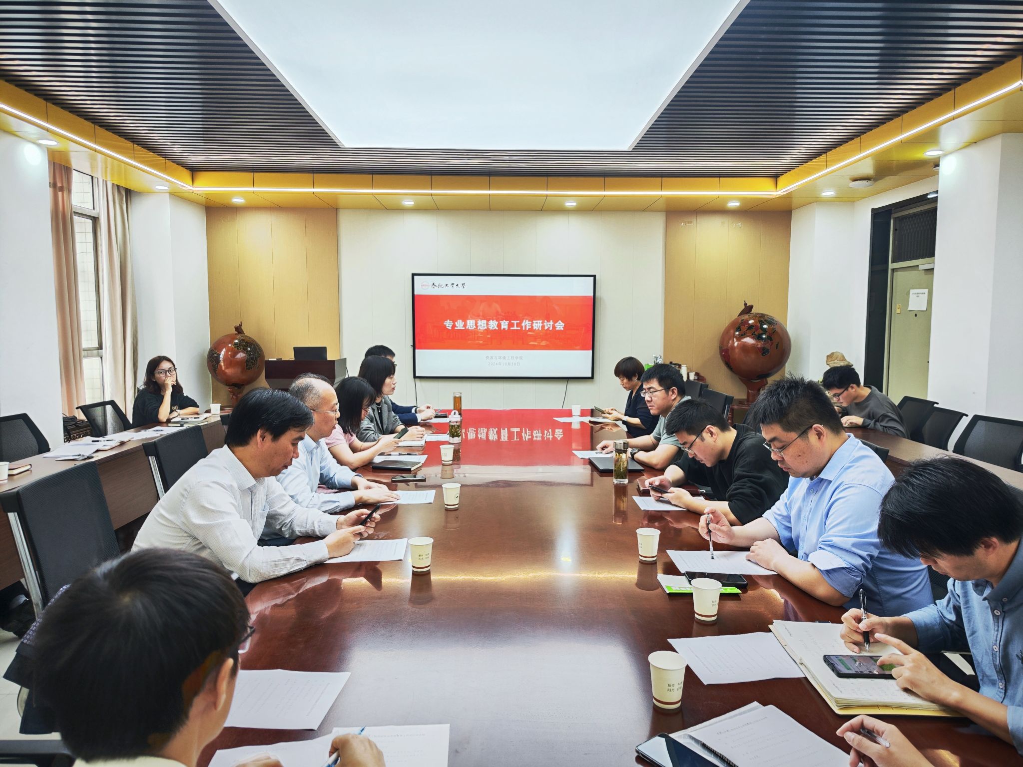 色播
召开专业思想教育工作研讨会